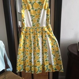 Floral dress w lines in